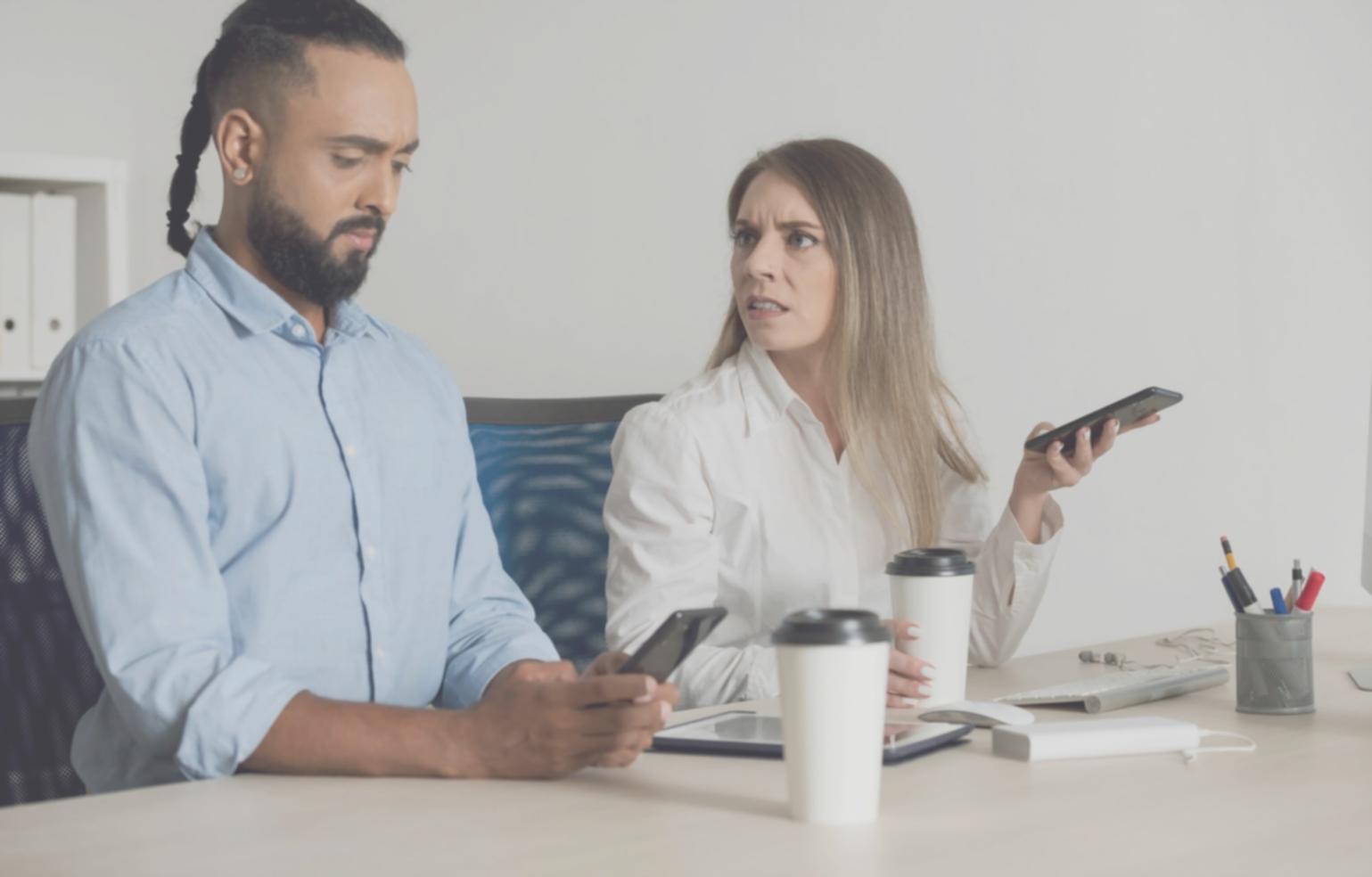 Finanzplanung Workspace mit Dokumenten und Taschenrechner